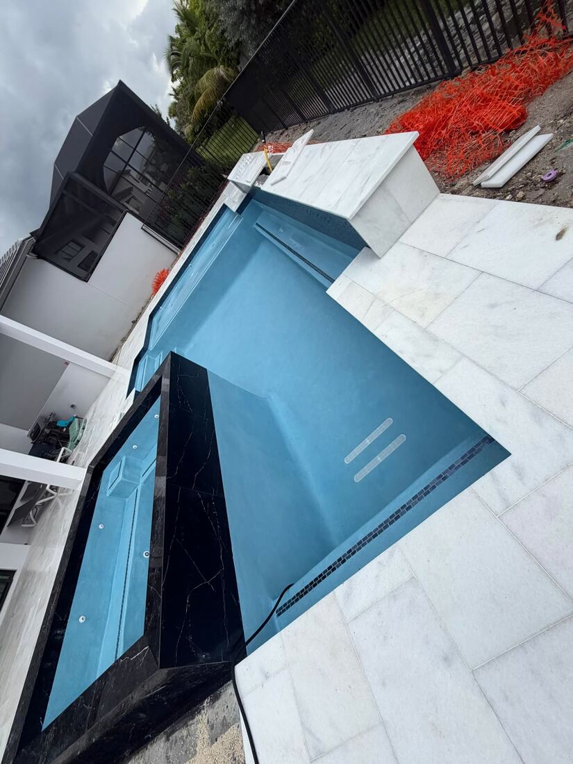 Pool with plaster finish and spa
